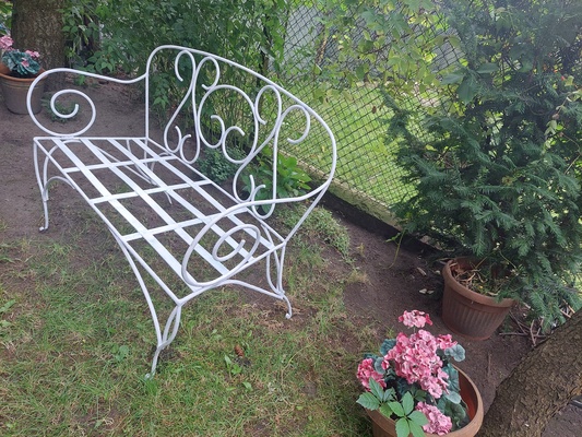 Elbląg Palacowa przepiękna białą Duża lawka 
Odnowiona w tym roku.