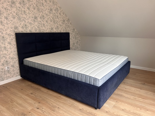 Elbląg Oddam łóżko tapicerowane 180x200 z pojemnikiem  na pościel ( metalowy, podnoszony stelaż). 
Łóżko bez materaca.