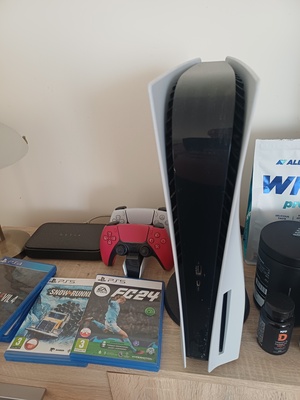 Elbląg Sprzedam konsole ps5 z napędem 1 TB + 2 pady, stacje ładująca na kontrolery + 2 gry. Gratis dorzucę kamere.