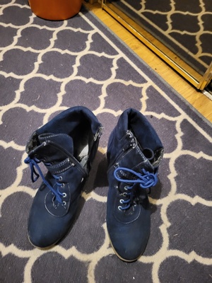 Elbląg Oddam buty zimowe rozmiar 38.Buty są nowe. Na zamek z boku. Chętnie  przyjmę dużą czekoladę z orzechami.