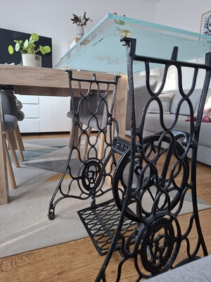 Elbląg Sprzedam nogi od maszyny typu Singer. Blat ze szkła z piaskowanym wzorem.