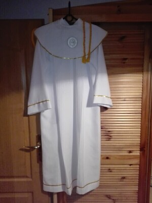 Elbląg Sprzedam albę ze złotymi lamówkami.
Cena do negocjacji.