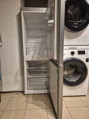 Elbląg Sprzedam używaną lodówkę marki SHARP. Produkt w dobrym stanie, idealny do użytku domowego. Posiada wszystkie