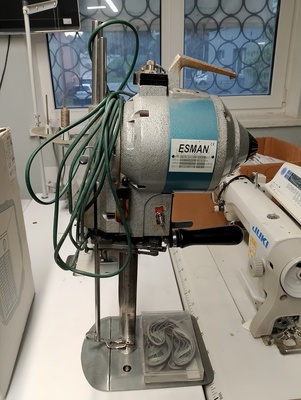 Elbląg Urządzenie widoczne na zdjęciu to pionowy nóż krojczy, taki jak te używane w przemyśle tekstylnym do