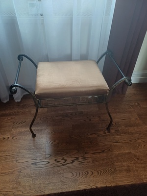 Elbląg Stylowe siedzisko, metalowy taboret. 
Używany w bardzo dobrym stanie. 
Nowe aksamitne obicie.