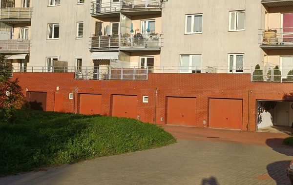 Elbląg Wynajmę garaż w bloku mieszkalnym ul. Żyrardowska, tuż obok centrum handlowego Ogrody.   W garażu ponad