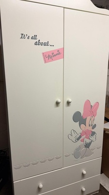 Elbląg Sprzedam szafę o wymiarach: szerokość: 89,5 cm, głębokość: 55 cm 
Transport we własnym zakresie.