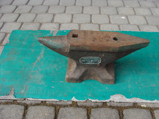 Elbląg Sprzedam kowadło staliwne, 25 kg, używane w bardzo dobrym stanie. długość-41,5 cm. szerokość-9 cm. wysokość18,5