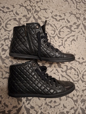 Elbląg Buty damskie rozm. 40.
1.Trzewiki czarne ze skóry sznurowane z zamkiem z boku firmy Wojas. Stan b. dobry. Cena