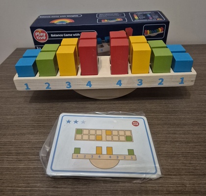 Elbląg Drewniana zabawka edukacyjna firmy Play Tive - nauka porównywania ciężaru na szali.
Po jednym dziecku, stan