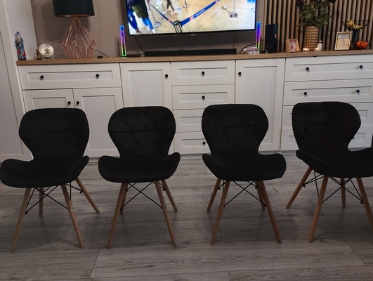 Elbląg Sprzedam 4 krzesła welurowe w kolorze czarnym. Stan bardzo dobry. Wymiary : wysokość 70 cm, od podłogi do