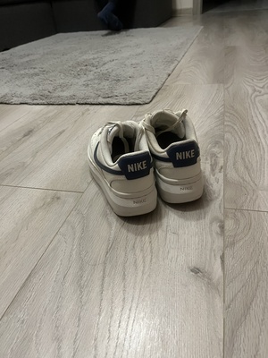 Elbląg Sprzedam buty sportowe damskie Puma skórzane, białe rozmiar 38.
Zainteresowanym wyślę zdjęcia. 
Stan bardzo