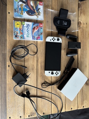 Elbląg Konsola Nintendo Switch Oled w kolorze biało czarnym. Urządzenie sprzedaje wraz z dwiema grami załączonymi na