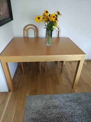 Elbląg Stół Wiktor 2, okleina  buk naturalny, 130×90 cm, rozkładany, 2× po 42 cm. .Stan bardzo dobry.