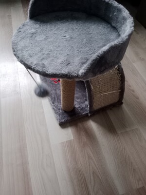 Elbląg Sprzedam drapak dla kota. 
Wysokość 38 cm, średnica okręgu 30 cm, podstawa 33 cm x 33 cm. Stan widoczny na