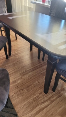 Elbląg Sprzedam używany zestaw stół +4 krzesła w kolorze ciemnym z szarym obiciem. Stół o wym. dl. 150 cm i szer. 80