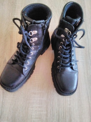 Elbląg Sprzedam obuwie zimowe dziewczęce używane lecz w stanie bardzo dobrym, kolor czarny, rozmiar 38.Cena 50