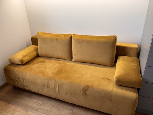 Elbląg Wygodna, używana sofa w kolorze musztardowym. Mebel jest w bardzo dobrym stanie. Kupiony pod koniec 2023 r.