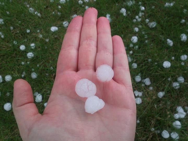 Co to był za grad!. Wczoraj około godziny 17:00 na osiedlu Nad Jarem w Elblągu spadł grad. Opady były krótkie ale niezwykle intensywne, a kule gradowe baaardzo duże!