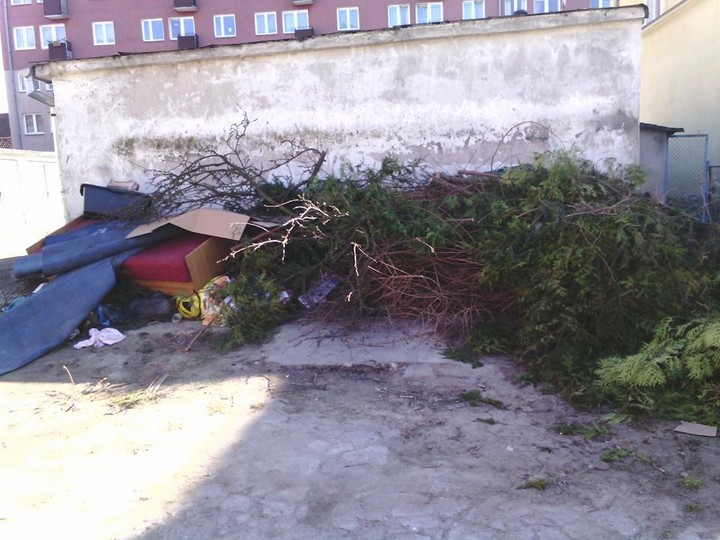 Ekologiczne wysypisko śmieci przy ul.Chopina w Elblągu, czyli wiosenne porządki.