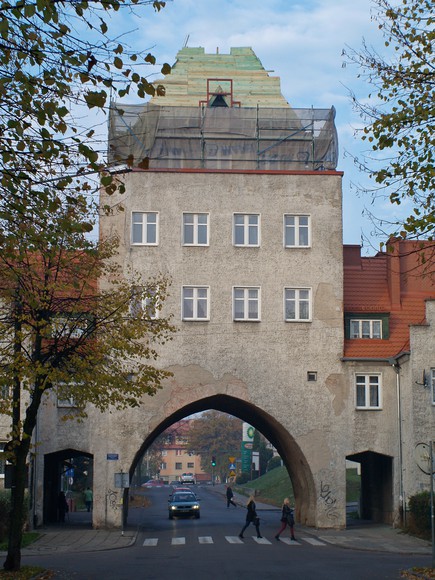 Brama nabiera nowego wyglądu. Ruszyły prace przywracające bramie przy ulicy Pionierskiej jej dawny wygląd.