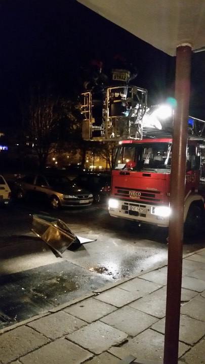 A jednak wieje .... Dnia 10 stycznia około godziny 22.00 z dachu jednego z budynków przy ulicy Kłoczowskiego oderwał się metalowy element i spadł na chodnik. Druga część zwisała z budynku tuż nad oknami mieszkań. Niezbędna była interwencja straży pożarnej.