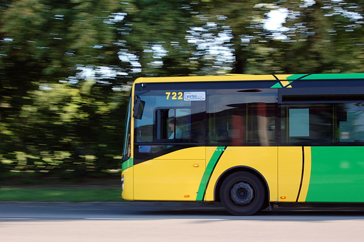 Pędzące Iveco. Autobus linii 13 pędzi do Dworca na opóźnieniu.