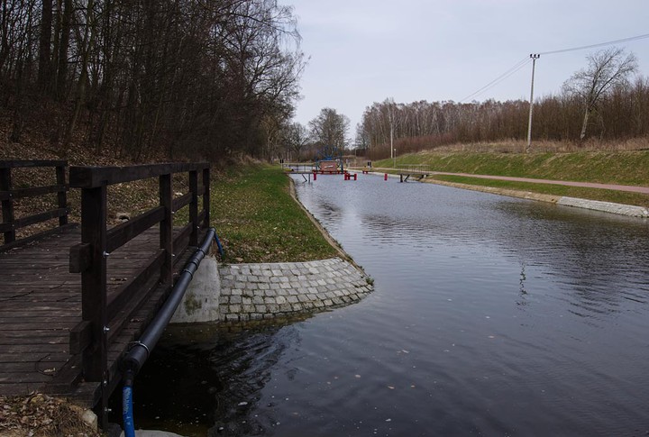 Szkodliwe działanie  powiewu wiosennego  wiatru na słupy linii energetycznej.