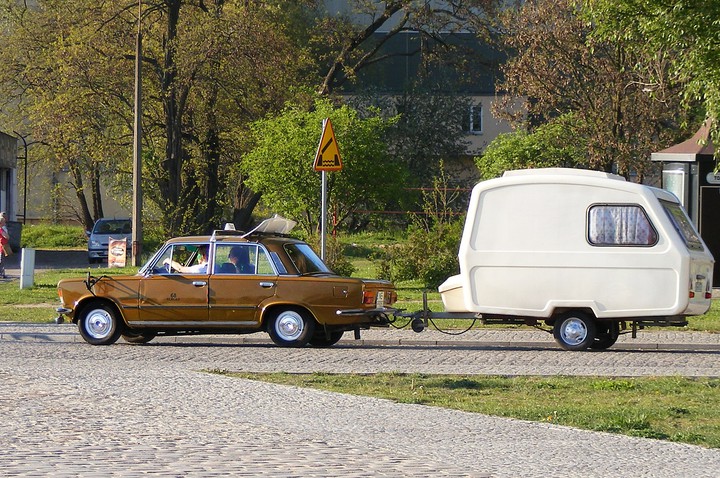 Samochody pasjonatów. Przejazd aut Elbląskich Klasyków przez miasto.