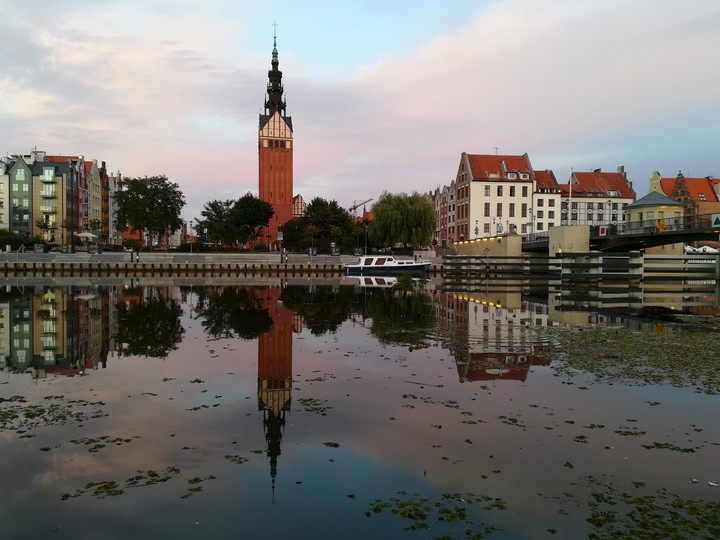 Katedra widziana od drugiej strony rzeki Elbląg