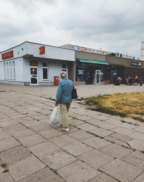 Babcia z fajną stylówka. Widziana przy Nowowiejskiej:)