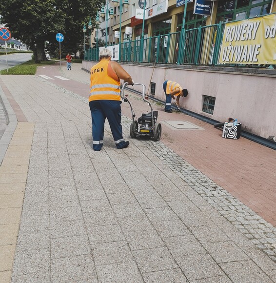 Kosiarką po betonie