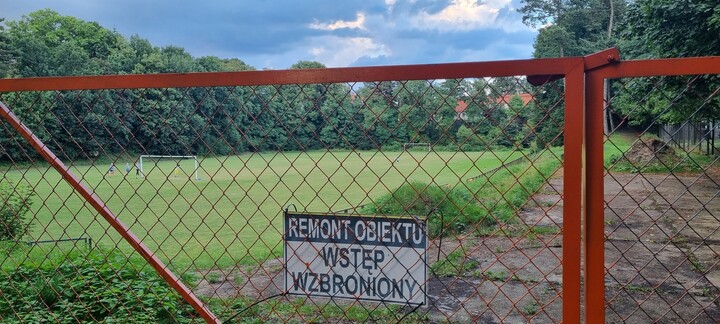 Remontują i remontują boisko mlexera