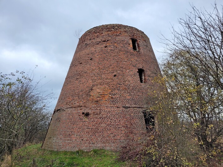 Ruiny wiatraka w Łęczu.