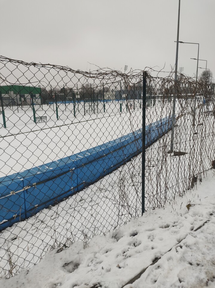 Kalbar nieodśnieżony bo po co. Dlaczego kalbar i boiska nieodśnieżone juz tyle dni? Dzieci graja w piłkę nożną na zaśnieżonym boisku. Takmosir dba o stan nawierzchni? Zraz będą zniszczenia