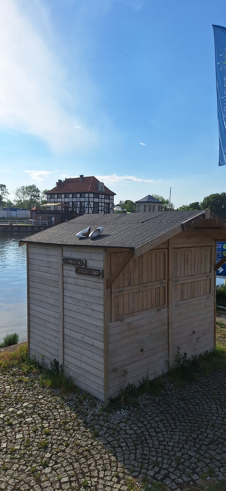 Uciekająca Panna Młoda. Chyba bardzo się spieszyła, bo buty zostawiła....kadr nad rzeką Elbląg, Stare Miasto.