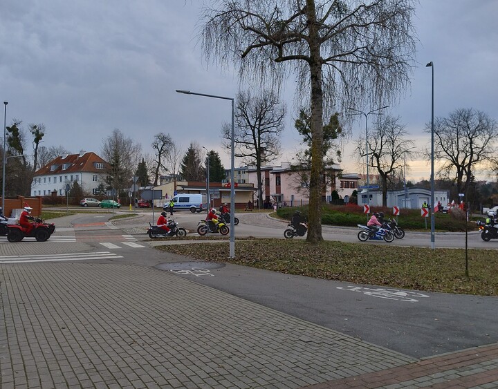 1.12.24. Mikołaje i reszta jadą w kierunku Góry Chrobrego w Elblągu