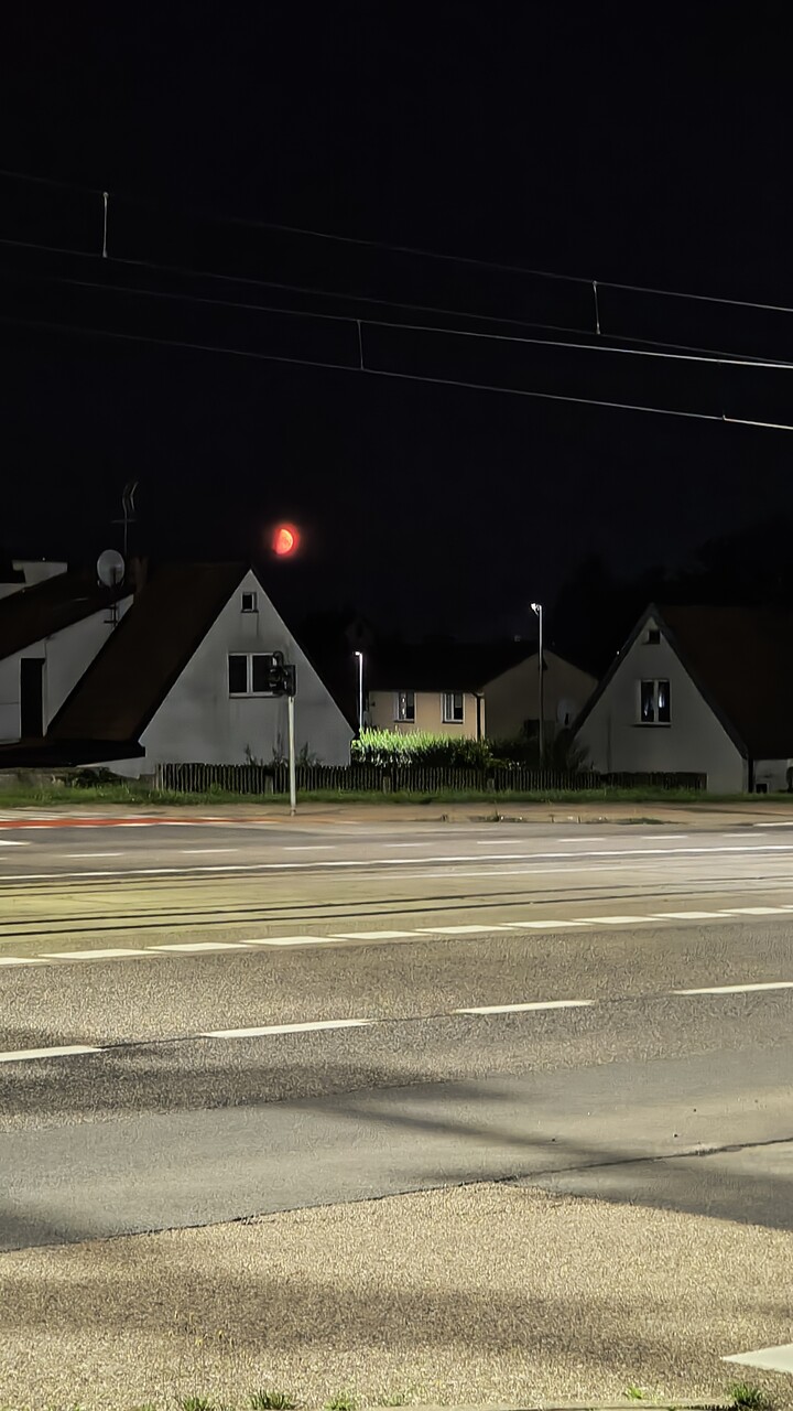 Pomarańczowy księżyc.