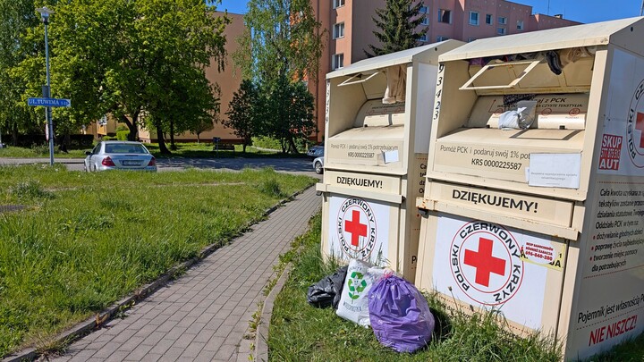 Wstyd dla PCK. Od kilkunastu dni (albo i dłużej) pojemniki PCK na darowaną odzież przy parkingu na Broniewskiego  są przepełnione ale nie opróżniane. Przed kontenerami stoją torby z darami dla ubogich i niszczeją na deszczu :(