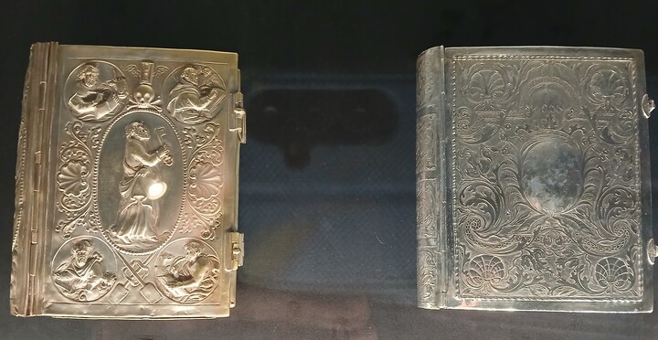 Nasze w Muzeum Narodowym w Gdańsku. 1.Oprawa książki Daniela Hermana, mistrza z Elbląga z 1712; srebro wykuwane rytowane.2. Oprawa książki żałobnej cechuje mierniczych ziarna z XVIII w.; z Elbląga; z mosiądzu srebrzonego, złocona