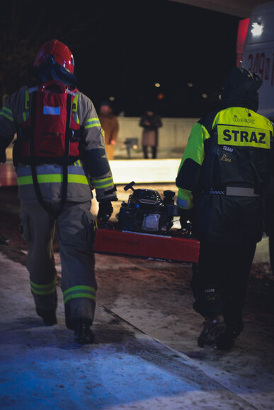 Zagrożenie powodziowe na rzece Elbląg. Zdjęcie przedstawia sytuację powodziową nad rzeką Elbląg oraz podejmowane środki bezpieczeństwa.