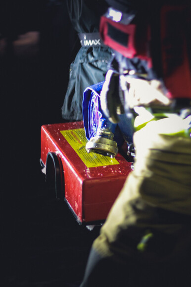 Zagrożenie powodziowe na rzece Elbląg. Zdjęcie przedstawia sytuację powodziową nad rzeką Elbląg oraz podejmowane środki bezpieczeństwa.