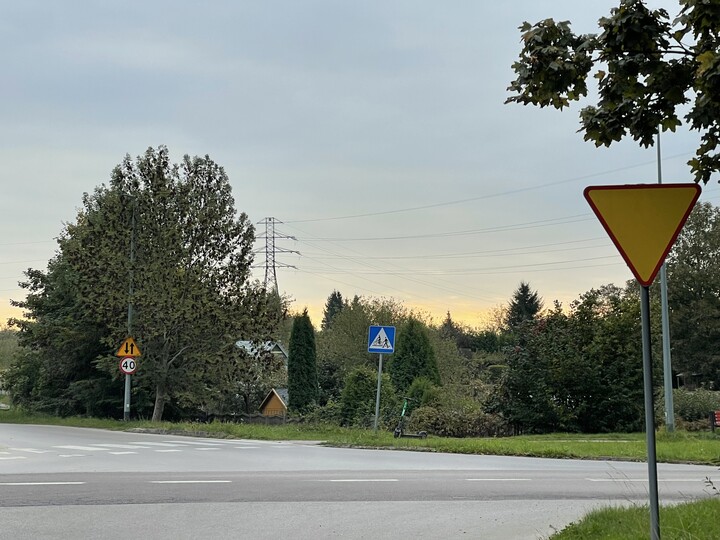 Poranek nad Elblągiem. Górując nad resztą miasta, Bielany subtelnie rozpoczynają październikowy weekend.