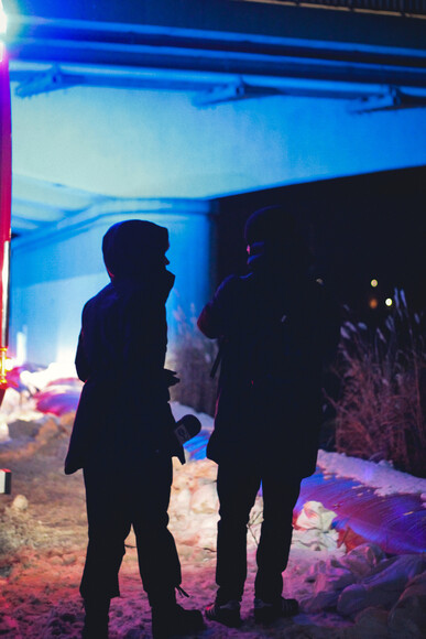 Zagrożenie powodziowe na rzece Elbląg. Zdjęcie przedstawia sytuację powodziową nad rzeką Elbląg oraz podejmowane środki bezpieczeństwa.