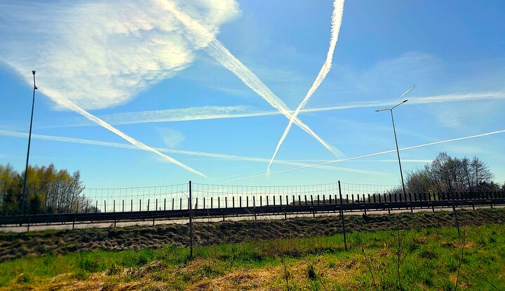 Wzmożony ruch. Nie pamiętam czy kiedykolwiek widziałem większy ruch na niebie nad naszą '' metropolią '', może wyrabiają normy zanim zabraknie paliwa.