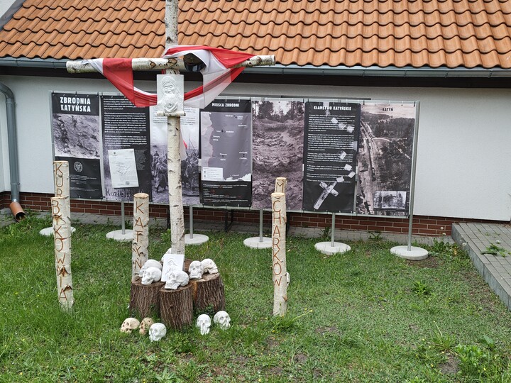 Pamiętajmy o Katyniu. Na terenie Liceum Plastycznego w Gronowie Górnym pamiętają o Polakach zamordowanych w Katyniu. Brawo uczniowie i nauczyciele.