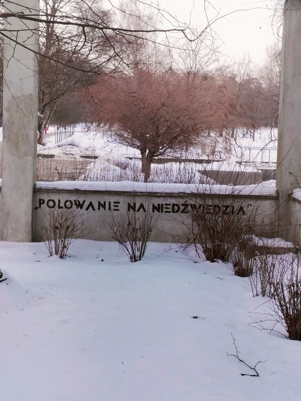 Z przymrużeniem oka. Wejście do parku Kajki