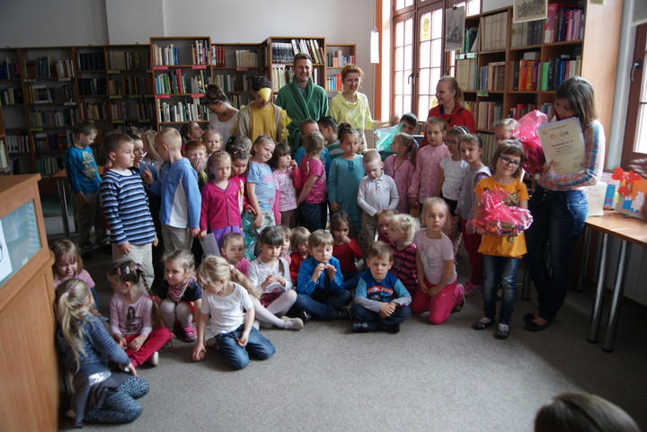 Przedszkolaki w bibliotece, wręczenie nagród.