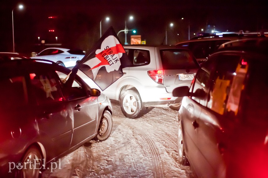 "Samochodowy spacer" z Elbląskim Strajkiem Kobiet zdjęcie nr 235590