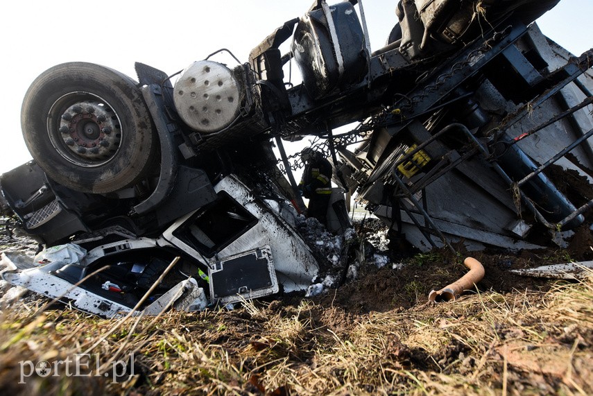 Groźny wypadek w Nowym Dworze Elbląskim. Droga nr 22 zablokowana! zdjęcie nr 236215